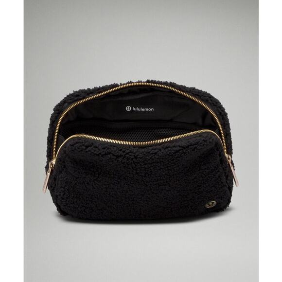 NWT Lululemon Everywhere Belt Bag Fleece 2L Black Large - Picture 4 of 10